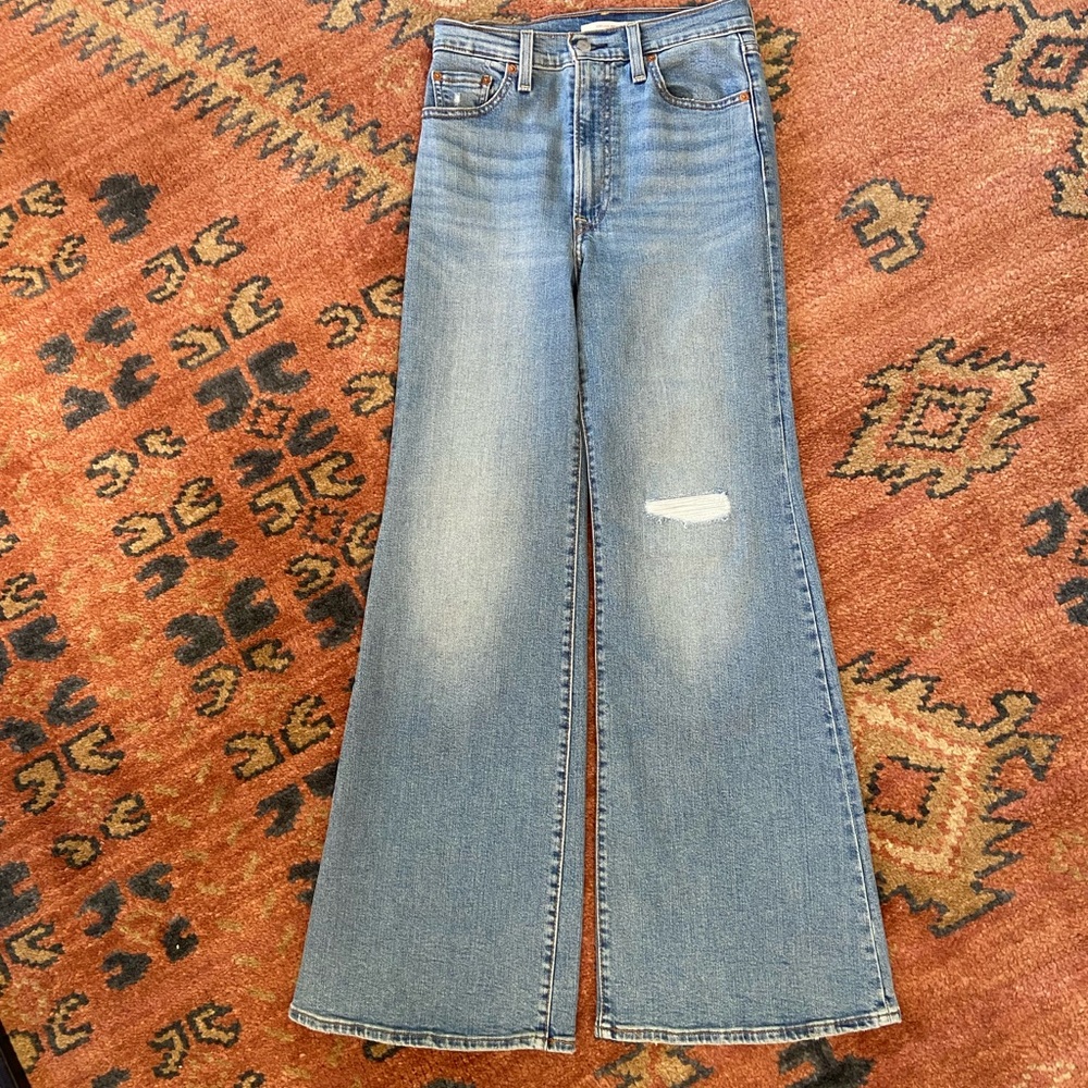 Levi's Women's Ribcage Bell Bottom Jeans *with knee patch :) 26X32